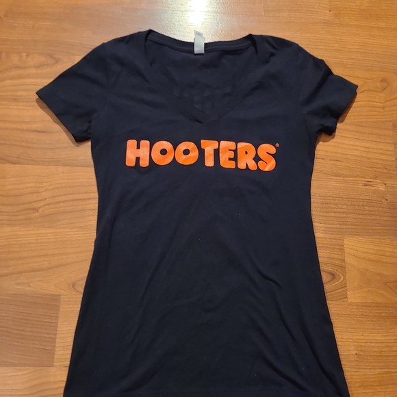Hooter's black short sleeve t-shirt - Picture 4 of 11